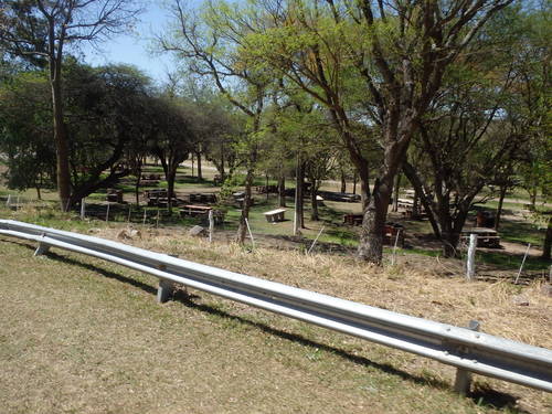 A roadside picnic area near Dique la Ciénga.